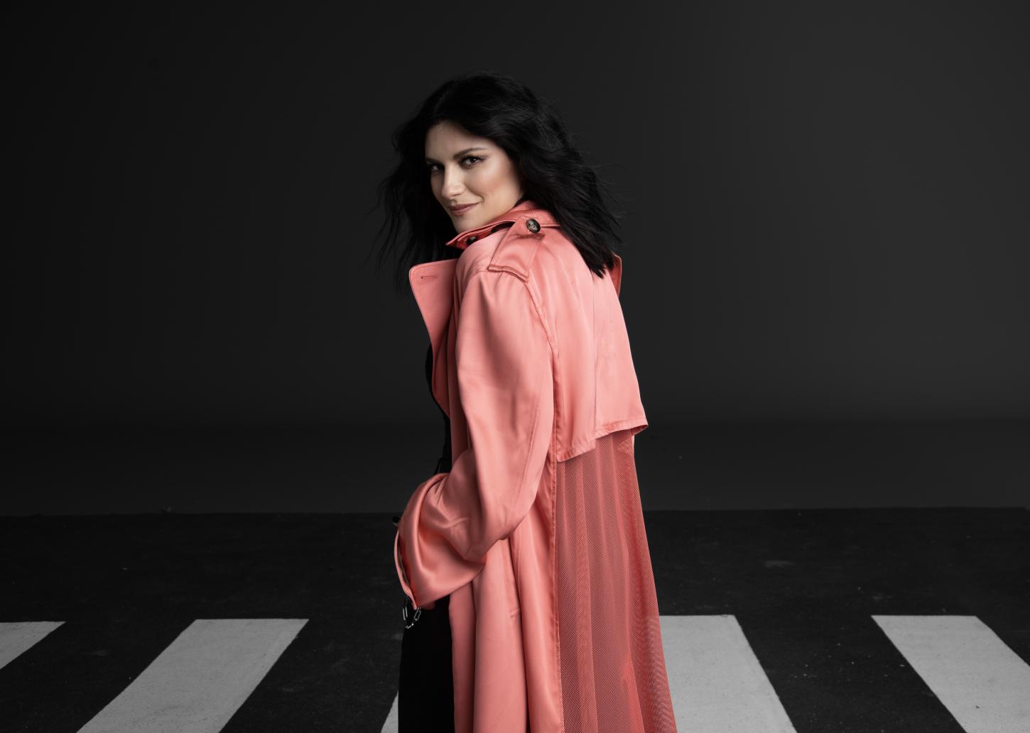 Cobertura: Laura Pausini esbanja simpatia ao contar detalhes sobre "Anime Parallele", seu novo álbum