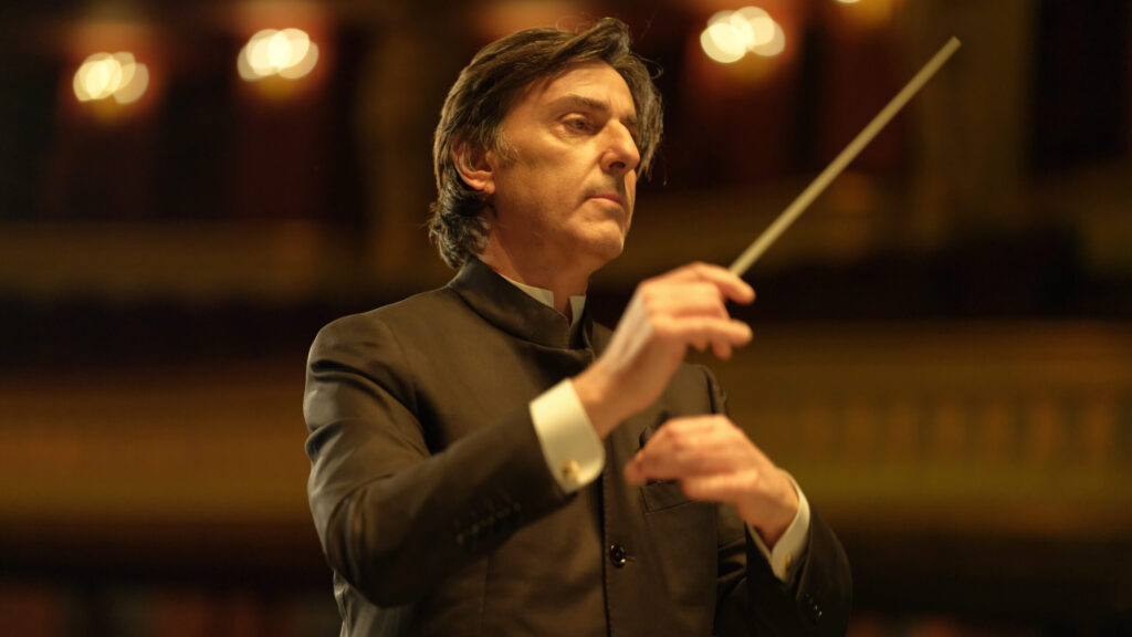 Maestro conduzindo orquestra