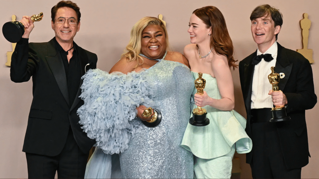 Robert Downey Jr, Da'Vine Joy Randolph, Emma Stone e Cillian Murphy, segurando esttauetas douradas do Óscar noite para celebrarmos cinema