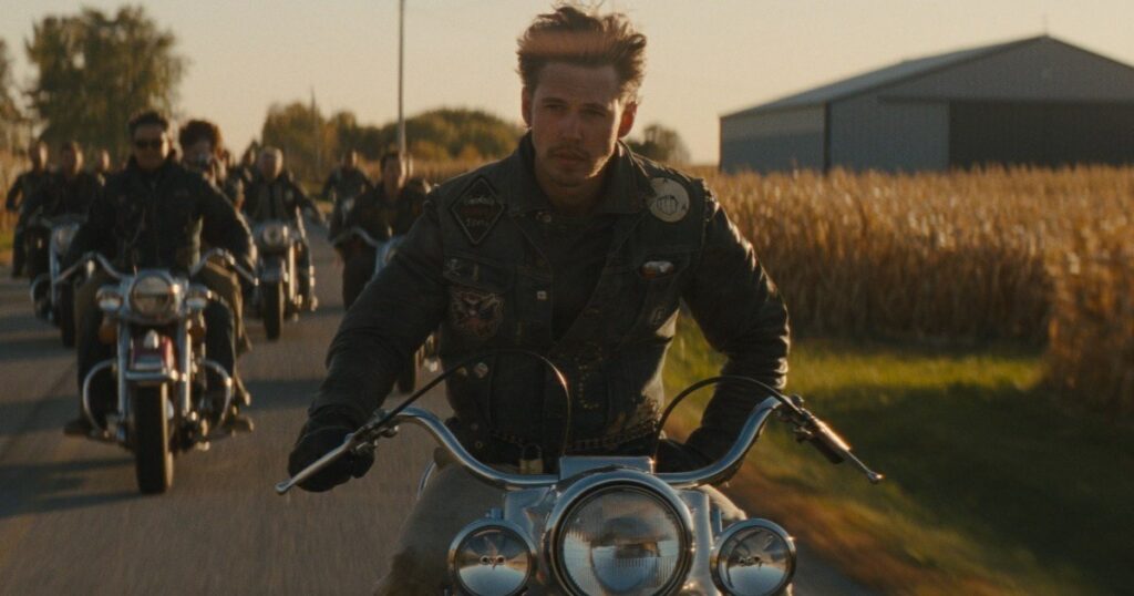 "Clube dos Vândalos" Austin Butler pilotando uma moto