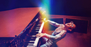 Pôster de divulgação do documentário 'Elton John: Never Too Late'