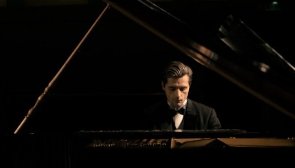 Boléro - A Melodia Eterna: Raphaël Personnaz conta os desafios de viver Ravel no cinema
