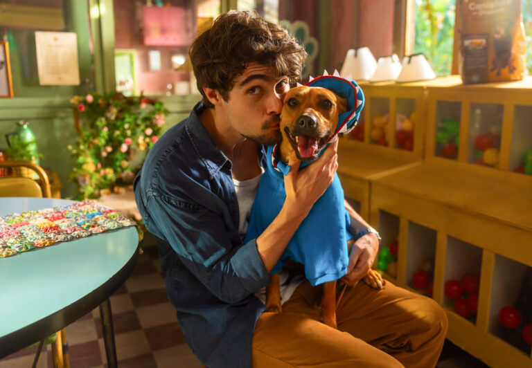 Rafael Vitti como Pedro e Amendoim como Caramelo em 'Caramelo'