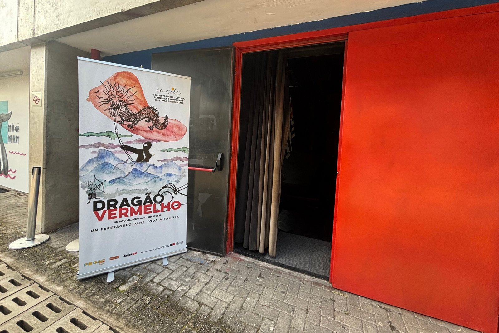 'Dragão Vermelho' | espetáculo mistura circo, teatro e fantasia em turnê gratuita por São Paulo