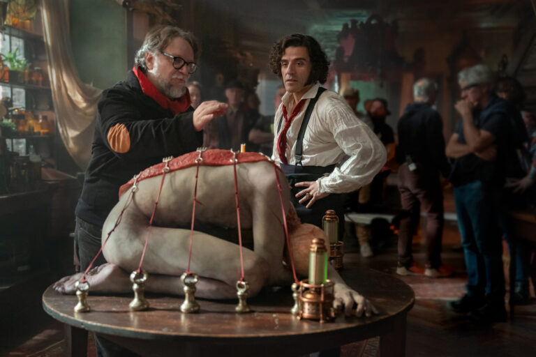 Bastidores de 'Frankenstein' com o Diretor Guillermo del Toro e Oscar Isaac.