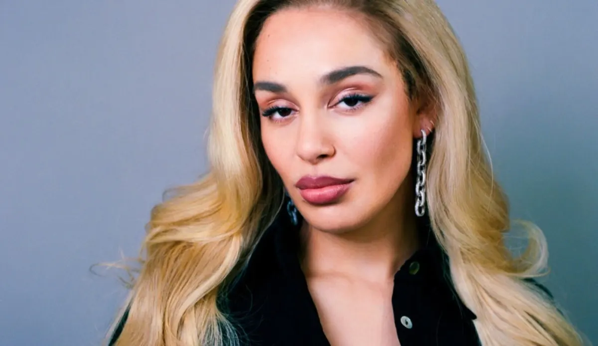 Jorja Smith adia turnê no Brasil para 2026