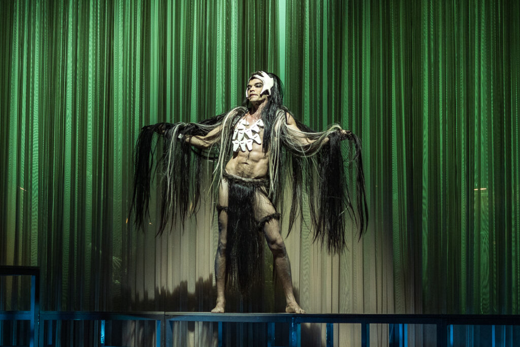 Renan Mattos como Ney Matogrosso no musical 'Ney Matogrosso – Homem com H'