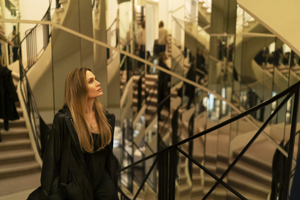 Angelina Jolie em 'Couture'