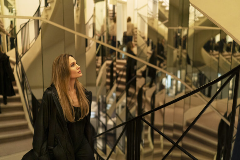 Angelina Jolie em 'Couture'