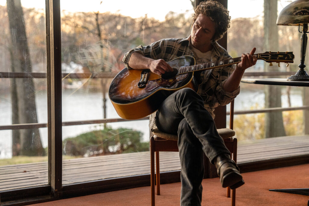 Jeremy Allen White como Bruce Springsteen