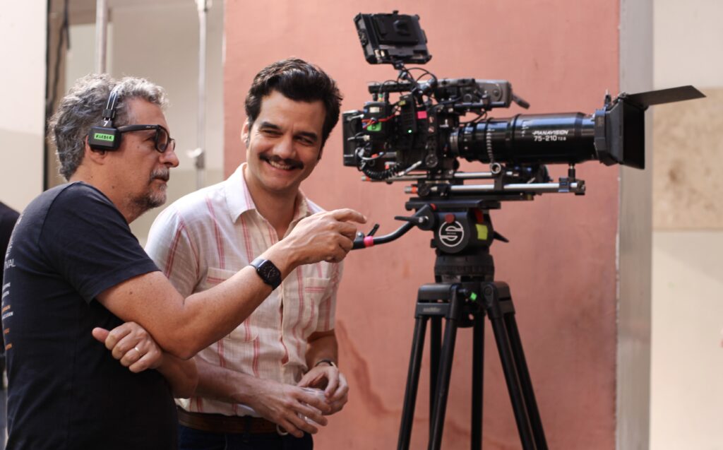 Kleber Mendonça Filho e Wagner Moura no set de 'O Agente Secreto'