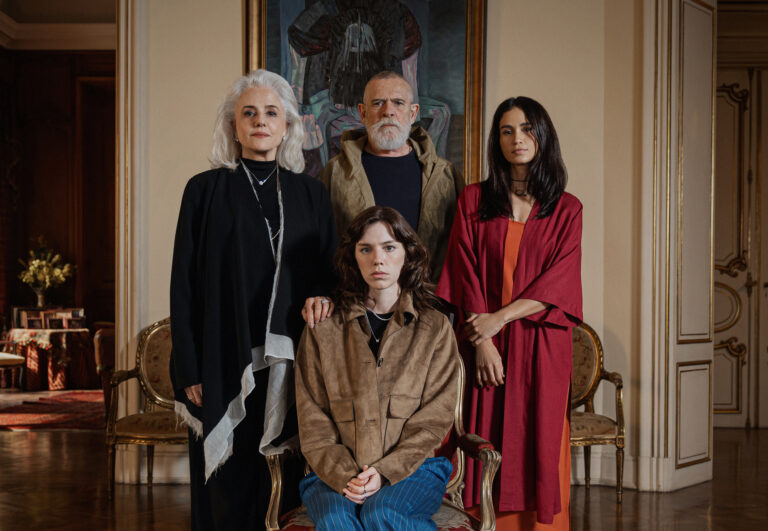 Marieta Severo, Zé de Abreu, Alice Wegmann e Nanda Costa. em primeira imagem de nova série da Netflix.