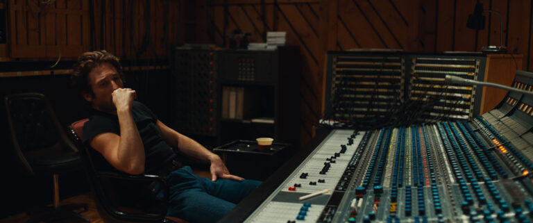 Jeremy Allen White como Bruce Springsteen