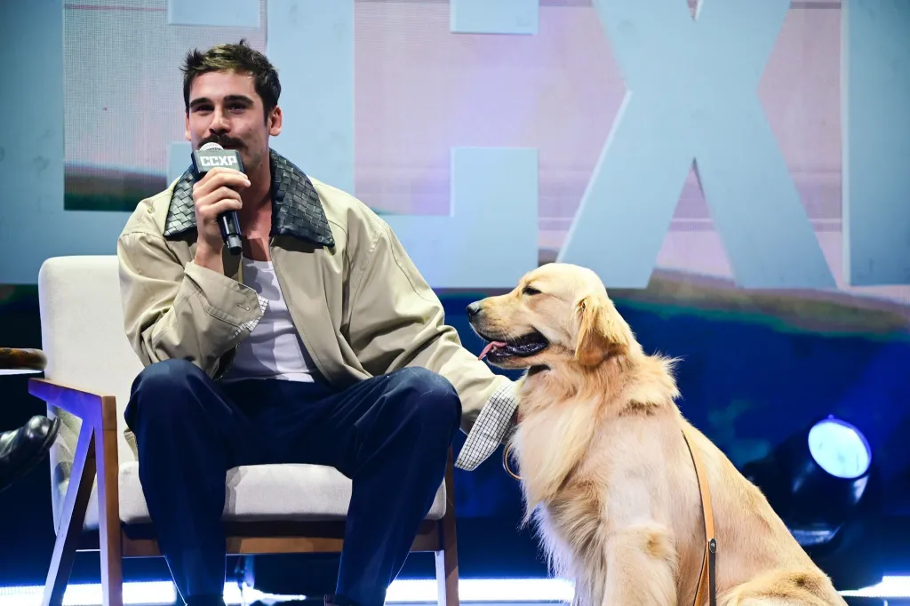Nicolas Prattes e o cachoroo no palco da CCXP 2025