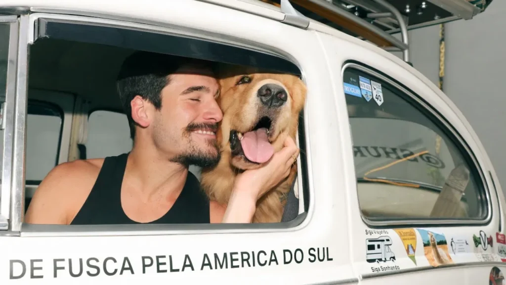 Nicolas Prattes e o cachorro em "Minha vida com Shurastey"