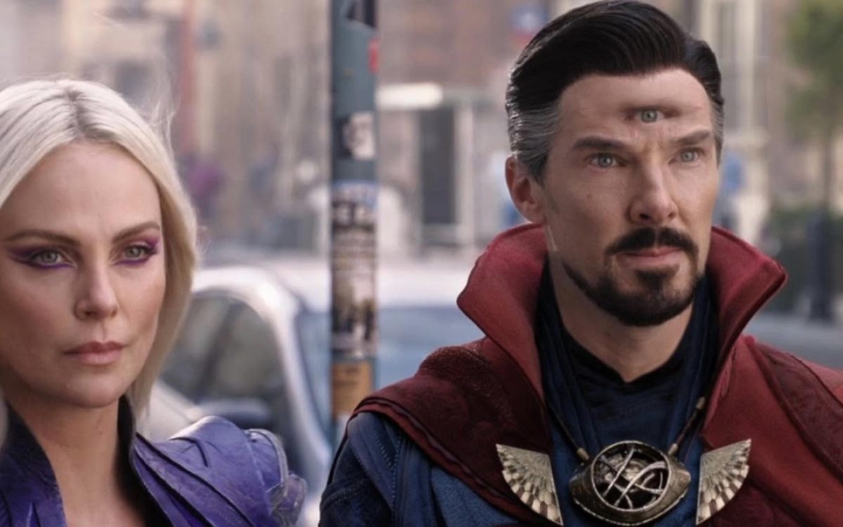 Clea (Charlize Theron) e Dr Estranho/Stephen Strange (Benedict Cumberbatch) em Doutor Estranho no Multiverso da Loucura| Foto: Marvel Studios/Divulgação